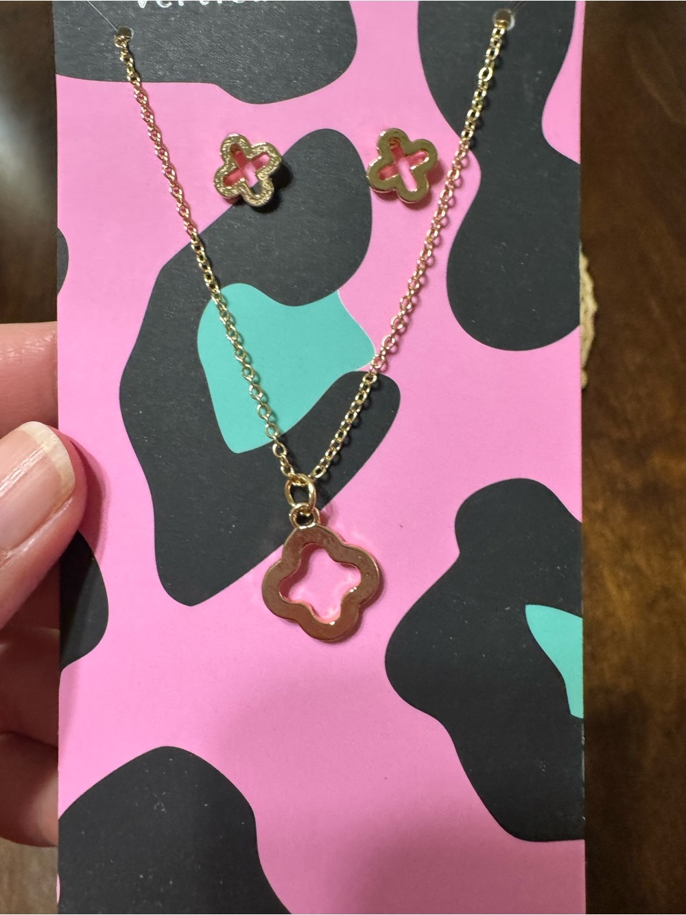 Gold Tone Clover Necklace & Stud Earrings Set 🌸